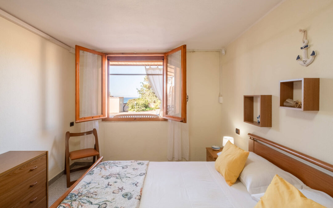 Ampia villa accessoriata a 1 minuto dal mare.10 ospiti - 4 camere da letto - 10 letti - 1,5 bagni (anche di servizio)Dettagli