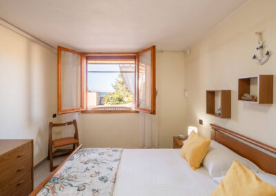 Ampia villa accessoriata a 1 minuto dal mare.10 ospiti - 4 camere da letto - 10 letti - 1,5 bagni (anche di servizio)Dettagli