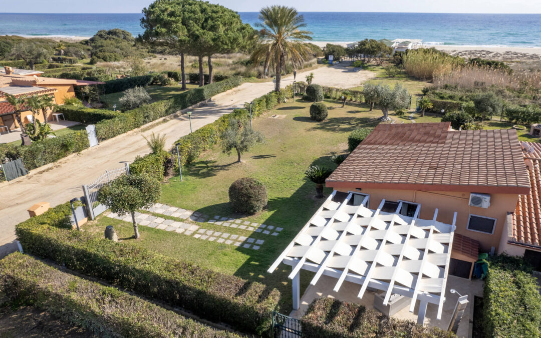 I suoni del mare: splendida villa a 30mt dal mare6 ospiti - 3 camere da letto - 4 letti - 2 bagniDettagli